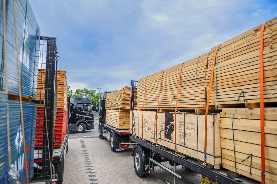 Beladene Lkw der Firma Abresch auf dem Betriebshof